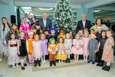 «Депутатская елка» собрала более 400 детей
